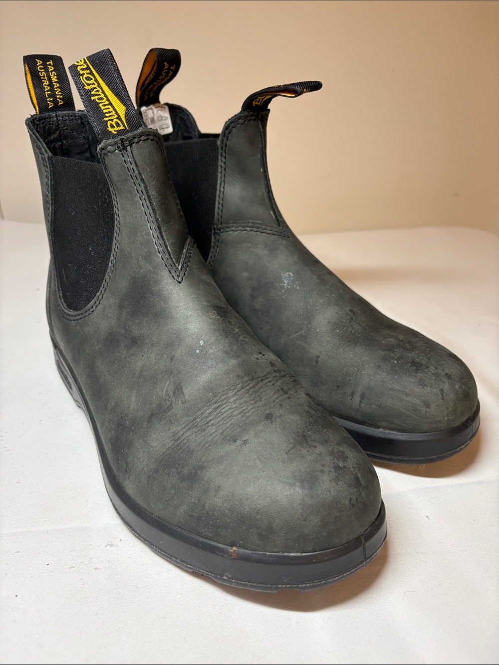 Blundstone Black Leather Pull On Chelsea Boot Size 6 AUS, Size 7 Men/9 women